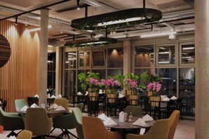 2 restauranter, frokost, lunsj og middag serveres, internasjonale retter