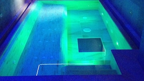 A room with a glass-enclosed hot tub, a small window, and a door. - Relais San Giusto (Campitello di Fassa)