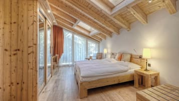 Superior Double Room, 2 Twin Beds | Bathroom | Free toiletries, hair dryer, towels