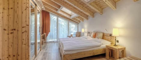 Chambre supérieure double, 2 lits jumeaux | Salle de bain | Articles de toilette (gratuits), séchoir à cheveux, serviettes fournies