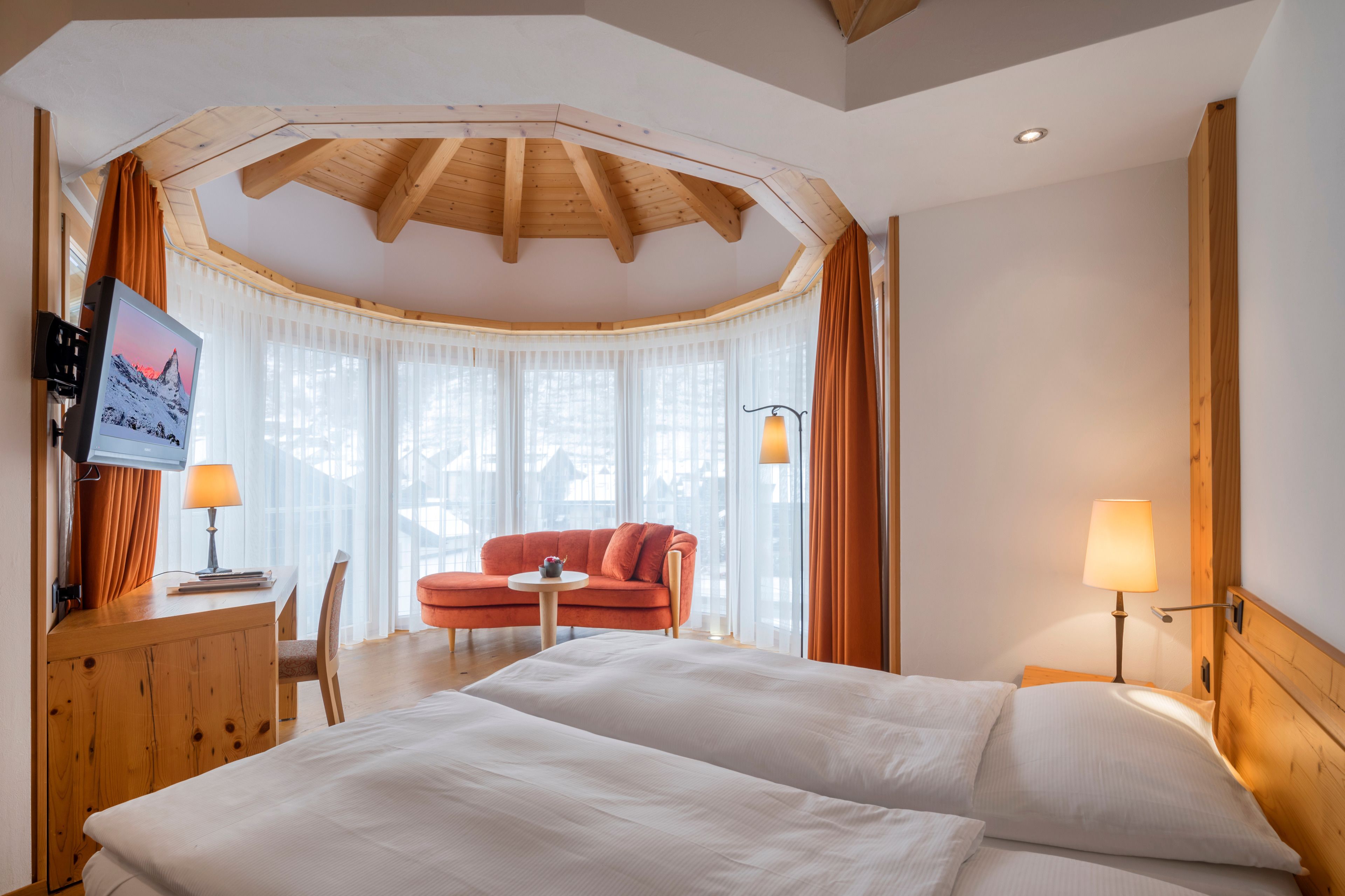 Habitación Deluxe doble, 2 camas individuales, vistas a la montaña (Matterhorn) | Edredones de plumas, caja fuerte, escritorio y cortinas opacas