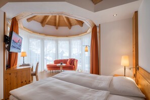 ห้องดีลักซ์ดับเบิล, เตียงเดี่ยว 2 เตียง, วิวภูเขา (Matterhorn) | ผ้านวมขนเป็ด, ตู้นิรภัยในห้องพัก, โต๊ะทำงาน, ผ้าม่านกันแสง