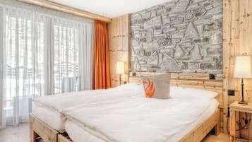 Down comforters, in-room safe, desk, blackout drapes