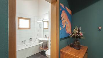 Deluxe-Doppelzimmer, 2 Einzelbetten | Badezimmer | Kostenlose Toilettenartikel, Haartrockner, Handtücher