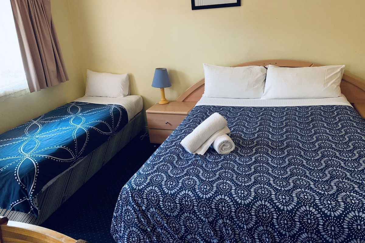 Safe på rommet, skrivebord, strykejern/-brett og wi-fi (inkludert)
