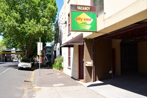 Property entrance - City East Motel (Abbotsford)
