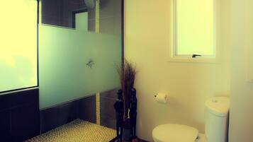 Shower, perlengkapan mandi gratis, pengering rambut, dan handuk