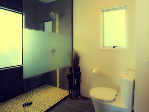 Douche, articles de toilette gratuits, sèche-cheveux