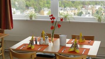 Se ofrece un desayuno bufé (12 EUR por persona)