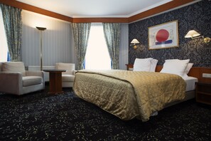 Caja de seguridad en la habitación y tabla de planchar con plancha 