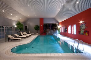 Una piscina cubierta