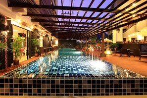 Utendørsbasseng, bassengtelt (inkludert) og bassengparasoller