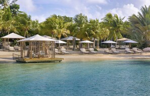 Plage privée, sable blanc, cabines gratuites, chaises longues