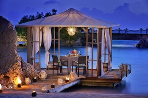 2 restaurantes, se sirve desayuno, cocina local e internacional 