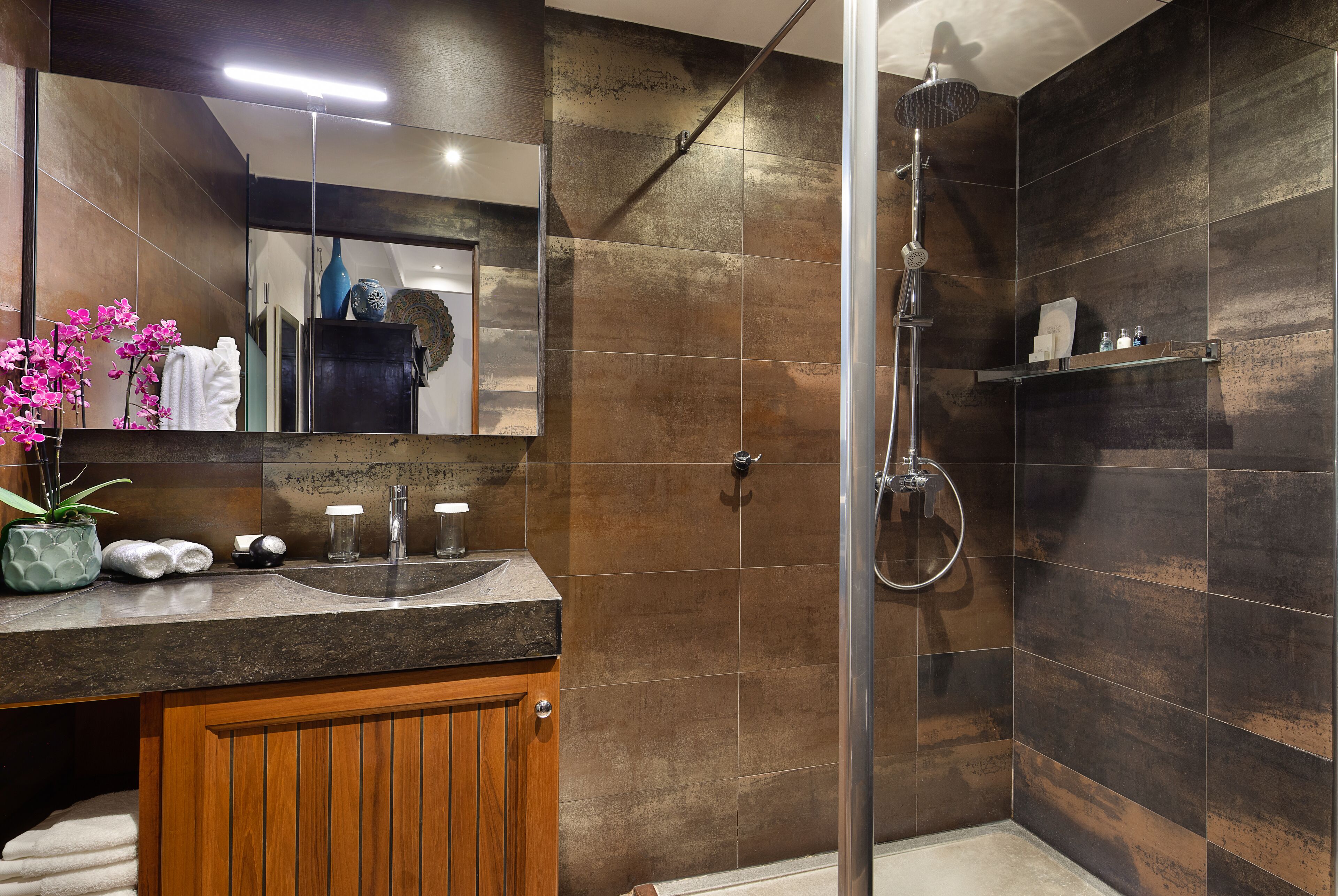 separate bathtub and shower, rainfall showerhead, designer toiletries