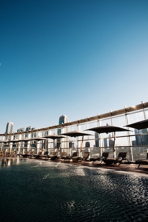 Ulkouima-allas, aurinkotuoleja