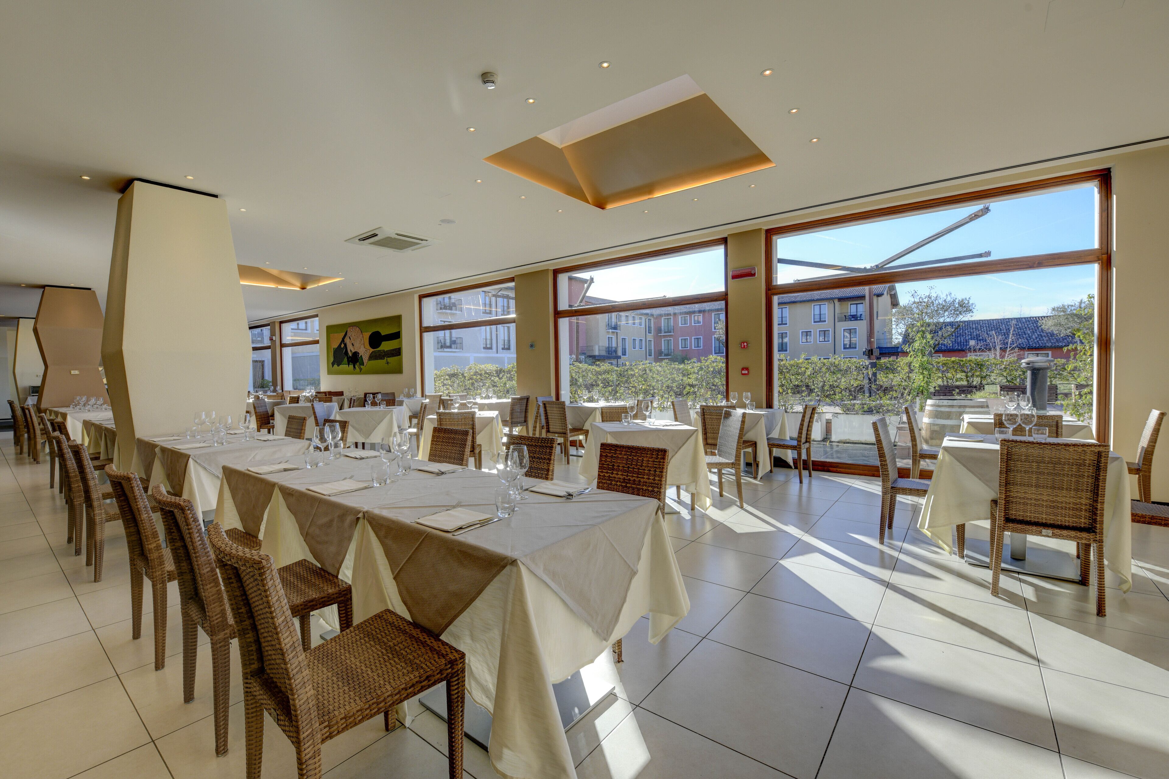 2 restaurants, breakfast served