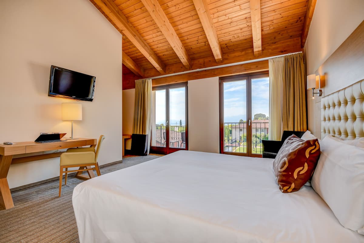 standard suite | 1 bedroom, in-room safe, desk, laptop workspace