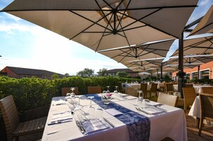 2 restaurantes; se sirven desayunos y cenas