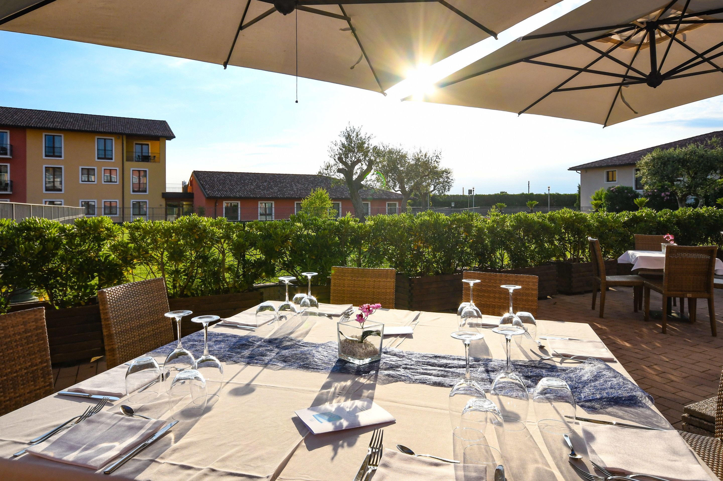 2 restaurants, breakfast served