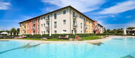 สระว่ายน้ำกลางแจ้งเปิดตามฤดูกาล, ร่มริมสระว่ายน้ำ, เก้าอี้อาบแดดริมสระ