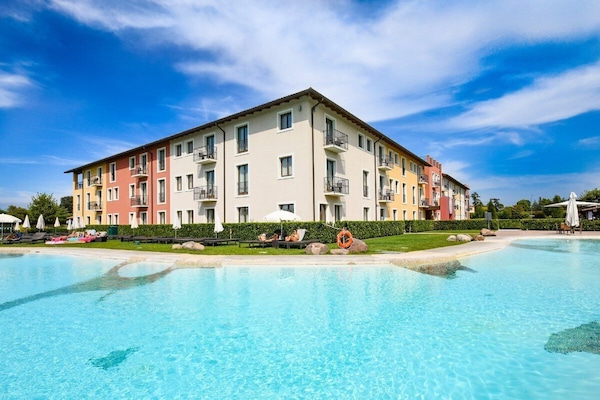 Piscina externa sazonal, guarda-sóis, espreguiçadeiras