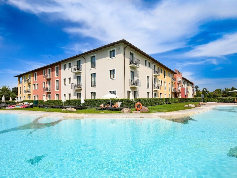 Piscina externa sazonal, guarda-sóis, espreguiçadeiras