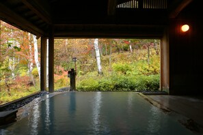 A hot spring bath with a view of autumn foliage. - Sasaya (Matsumoto)