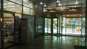 Un magasin de proximité 7-Eleven doté d’une entrée en verre et d’un point de service ouvert 365 jours par an.