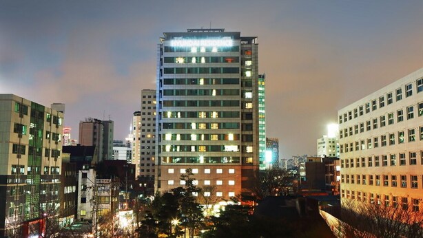 Un edificio de varios pisos con el letrero 