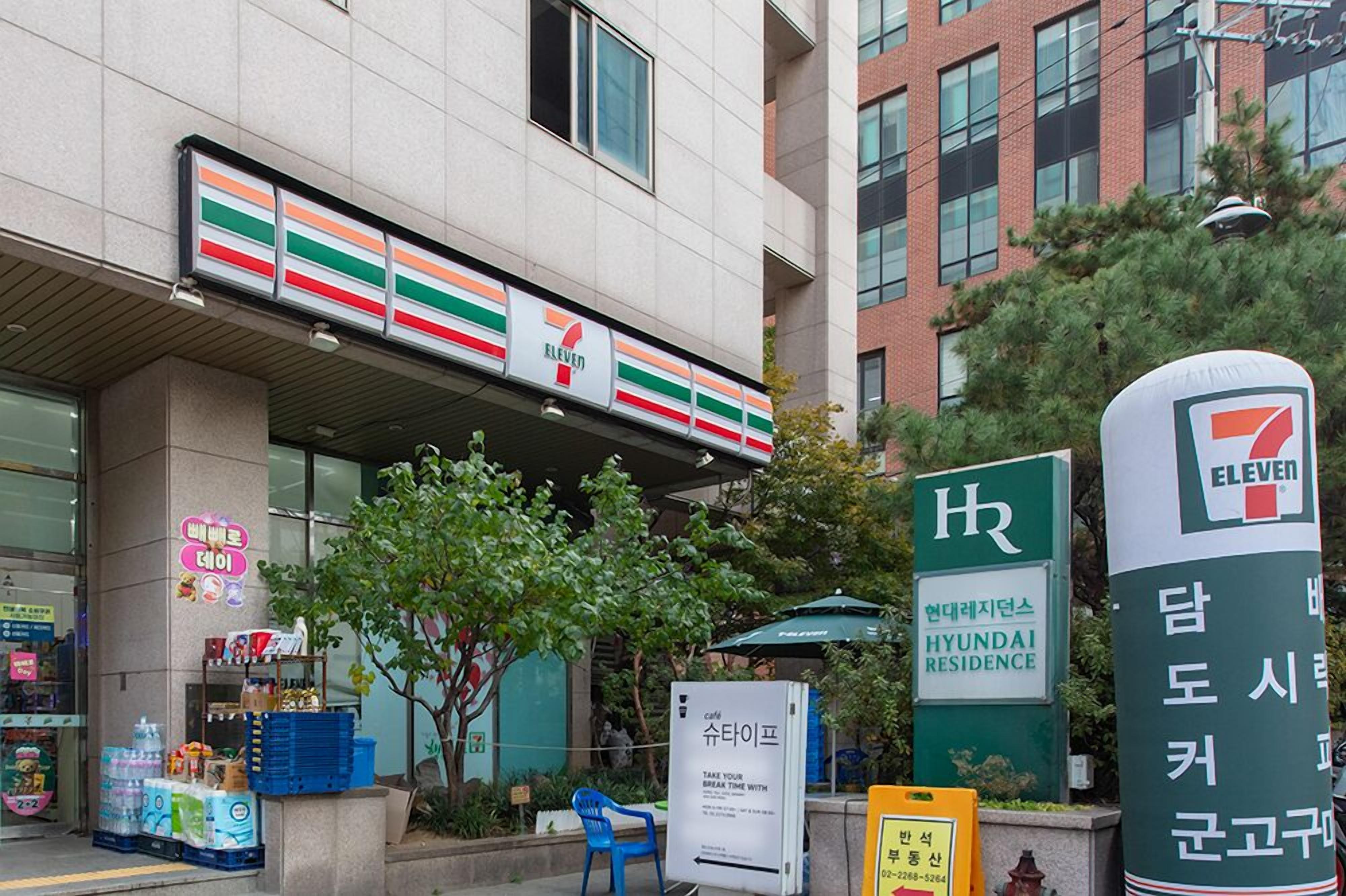 A 7-Eleven convenience store with a Hyundai Residence sign nearby.