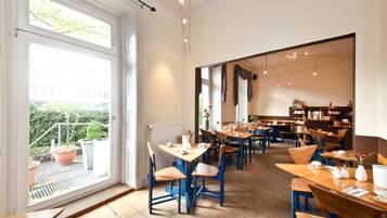 Desayuno buffet diario (EUR 9.80 por persona)