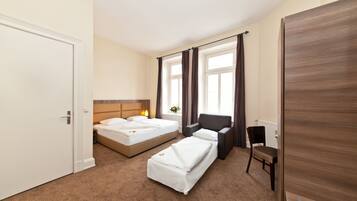 Ropa de cama hipoalergénica y caja de seguridad en la habitación