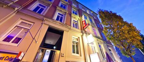 Fachada del alojamiento - Noche