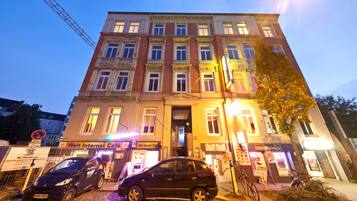 Fachada de la propiedad por la tarde o noche