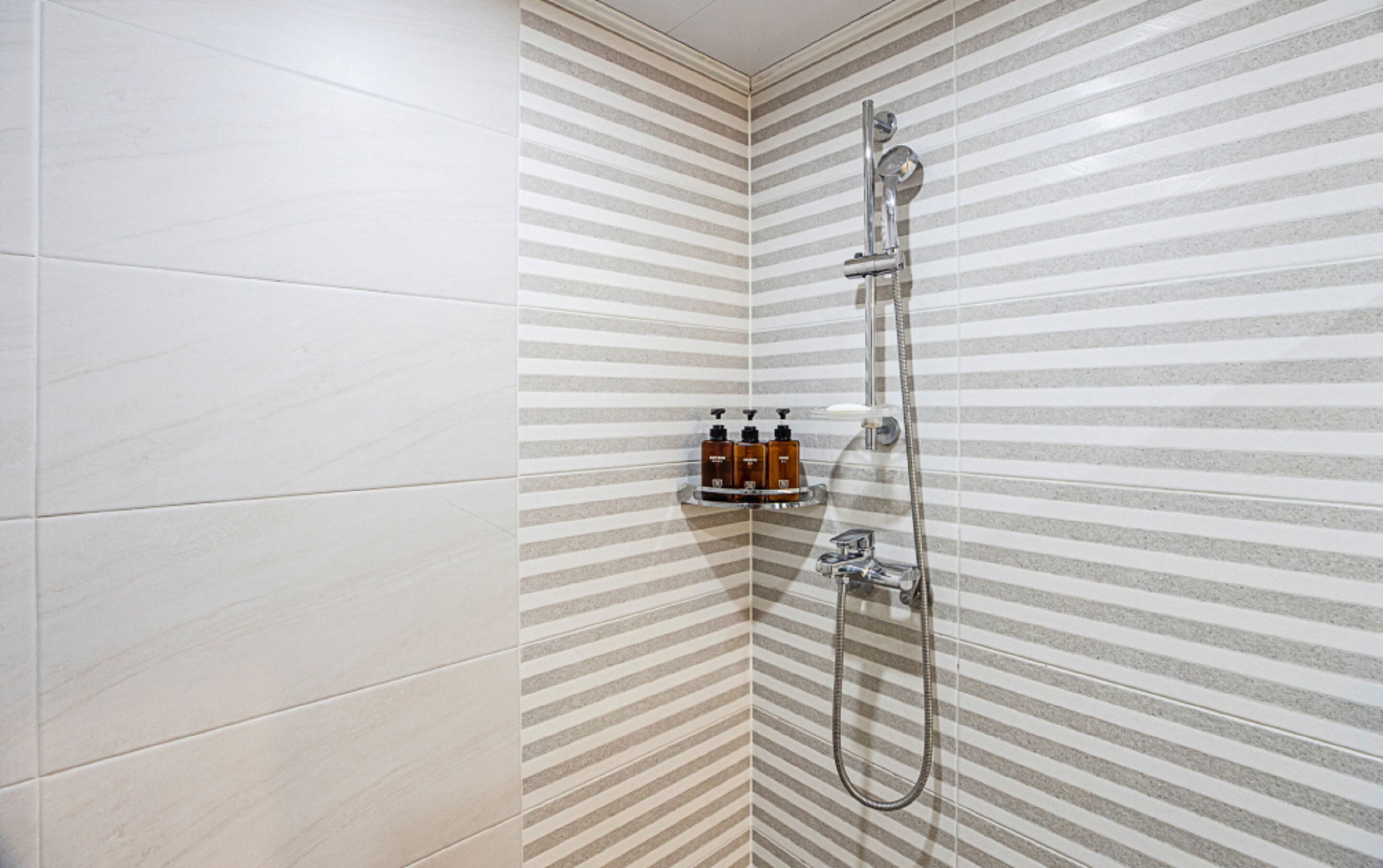 standard triple room | bathroom | shower, free toiletries, hair dryer, slippers