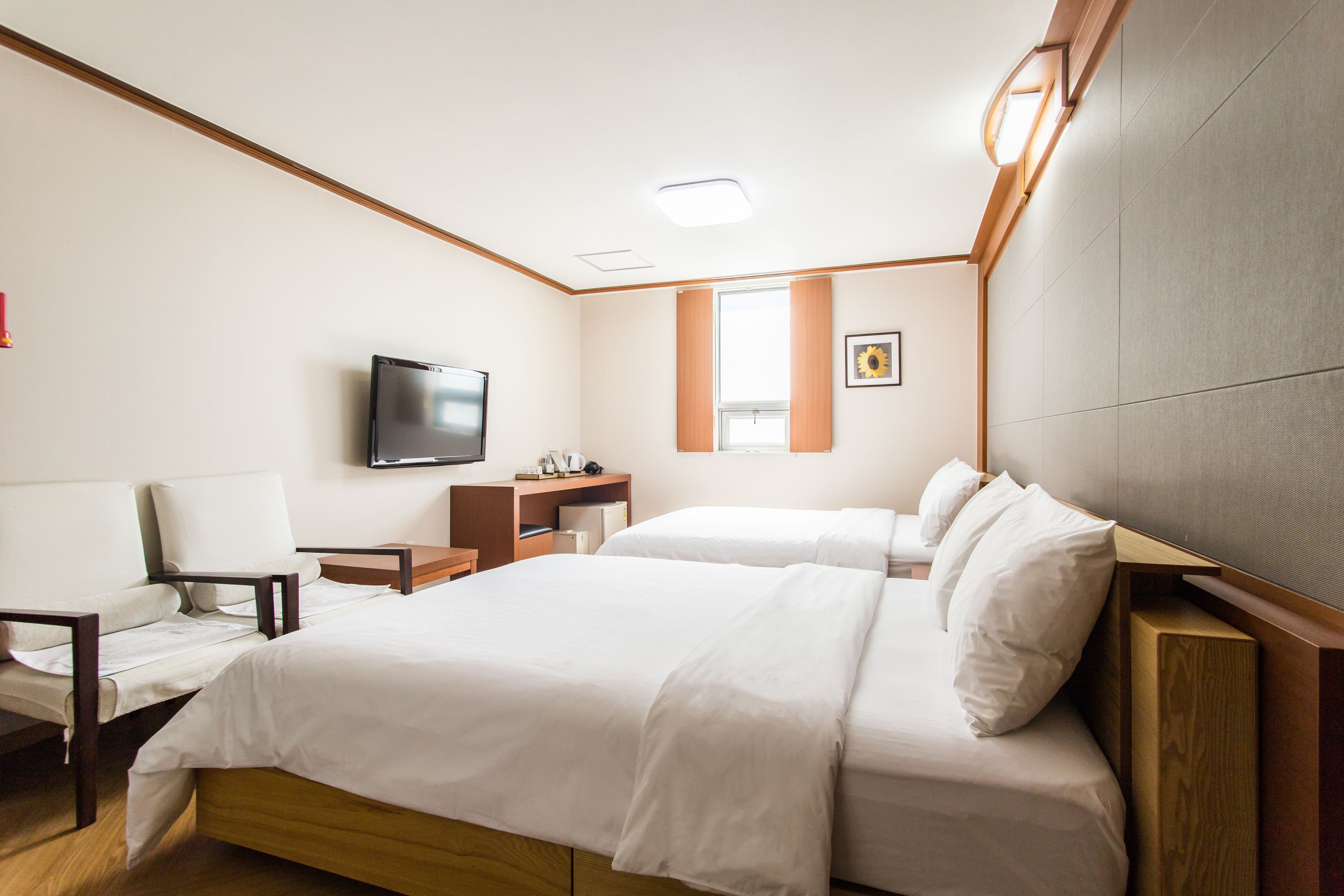 deluxe twin room | 1 bedroom, premium bedding, select comfort beds, individually decorated