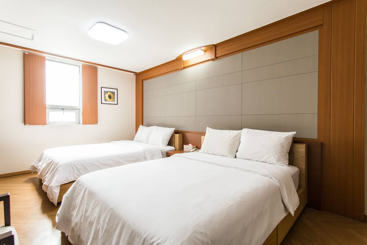 Deluxe Twin Room | Premium bedding, Select Comfort beds, desk, laptop workspace