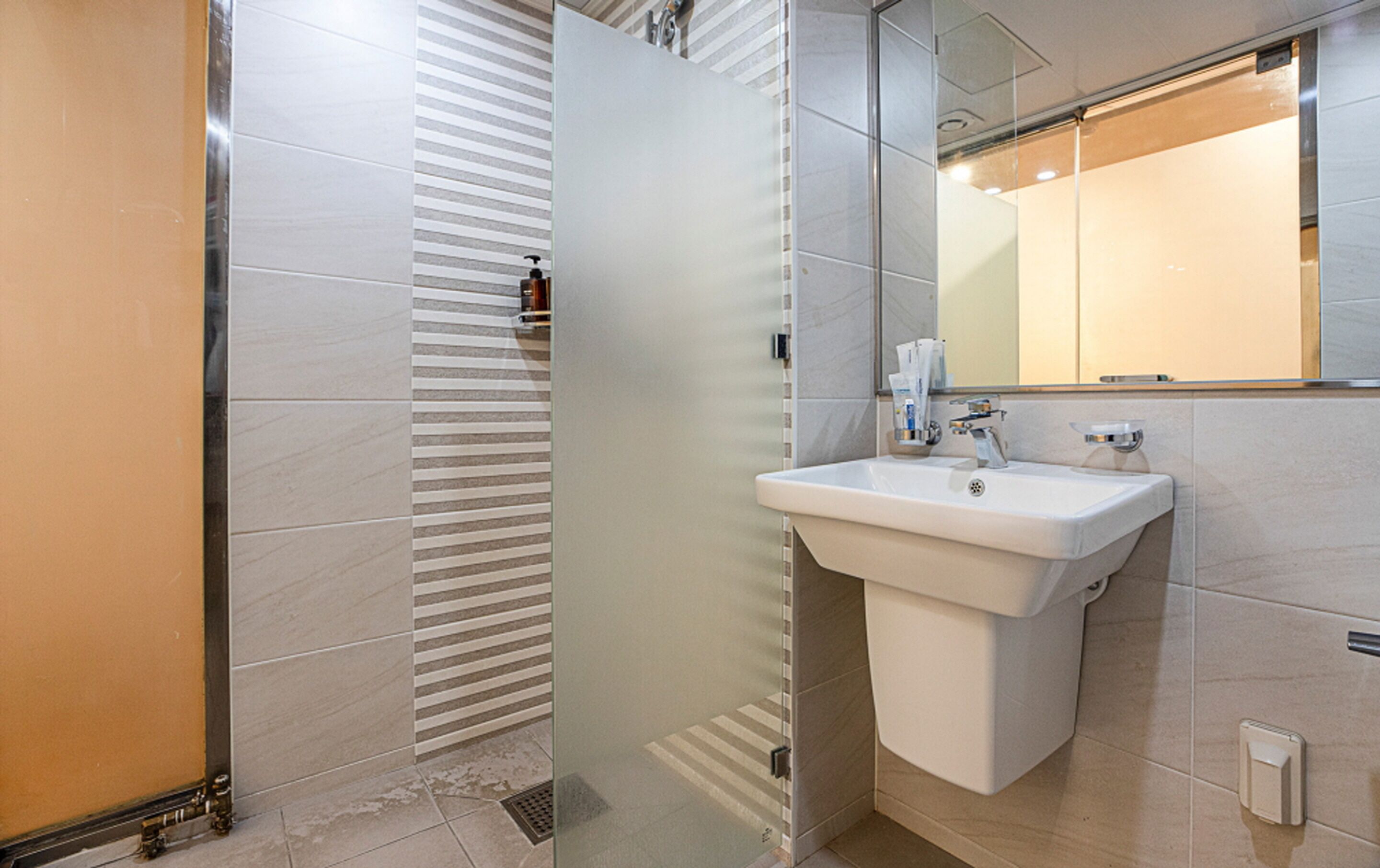 standard double room | bathroom amenities | shower, free toiletries, hair dryer, slippers