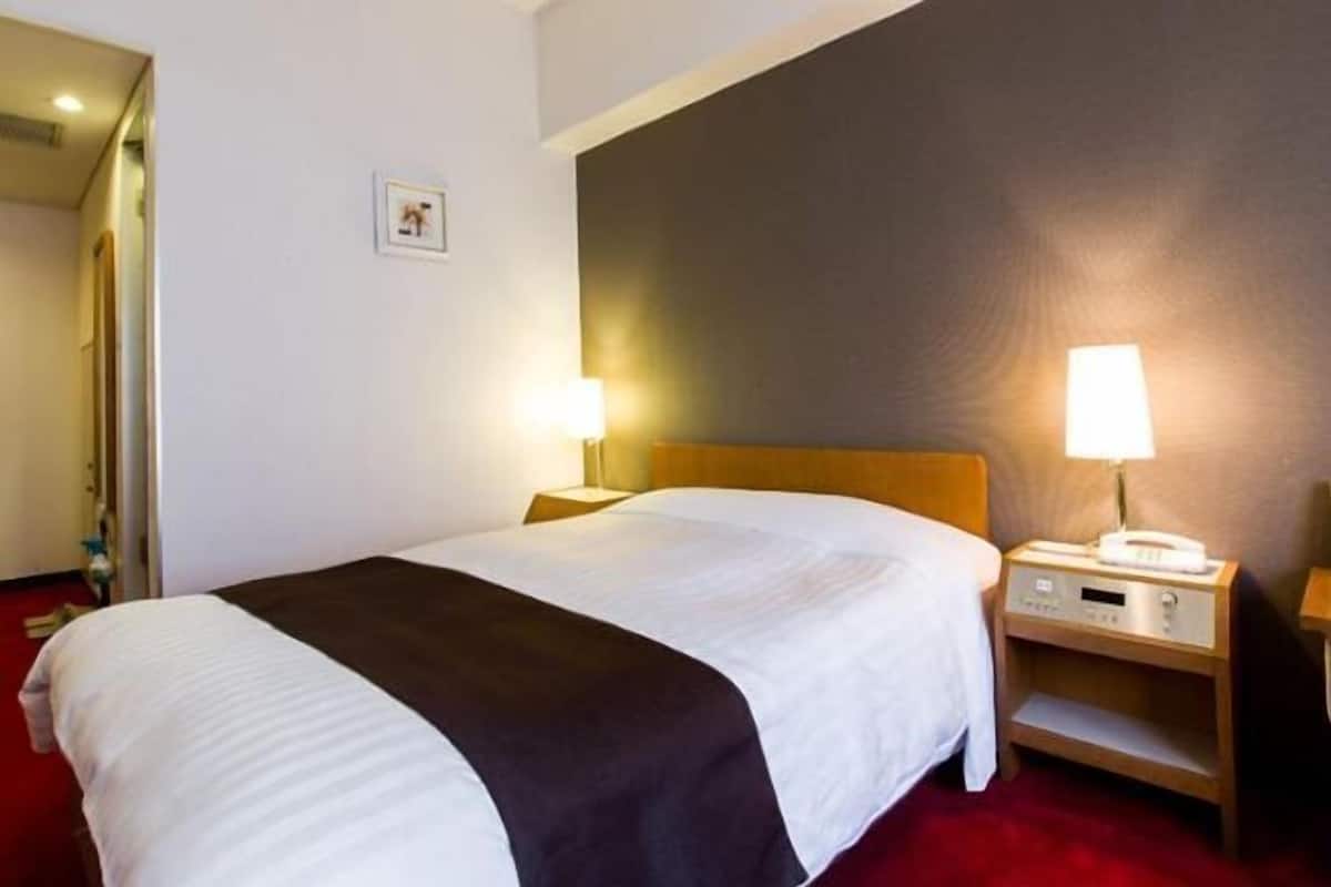 Donsdekens, een bureau, verduisterende gordijnen