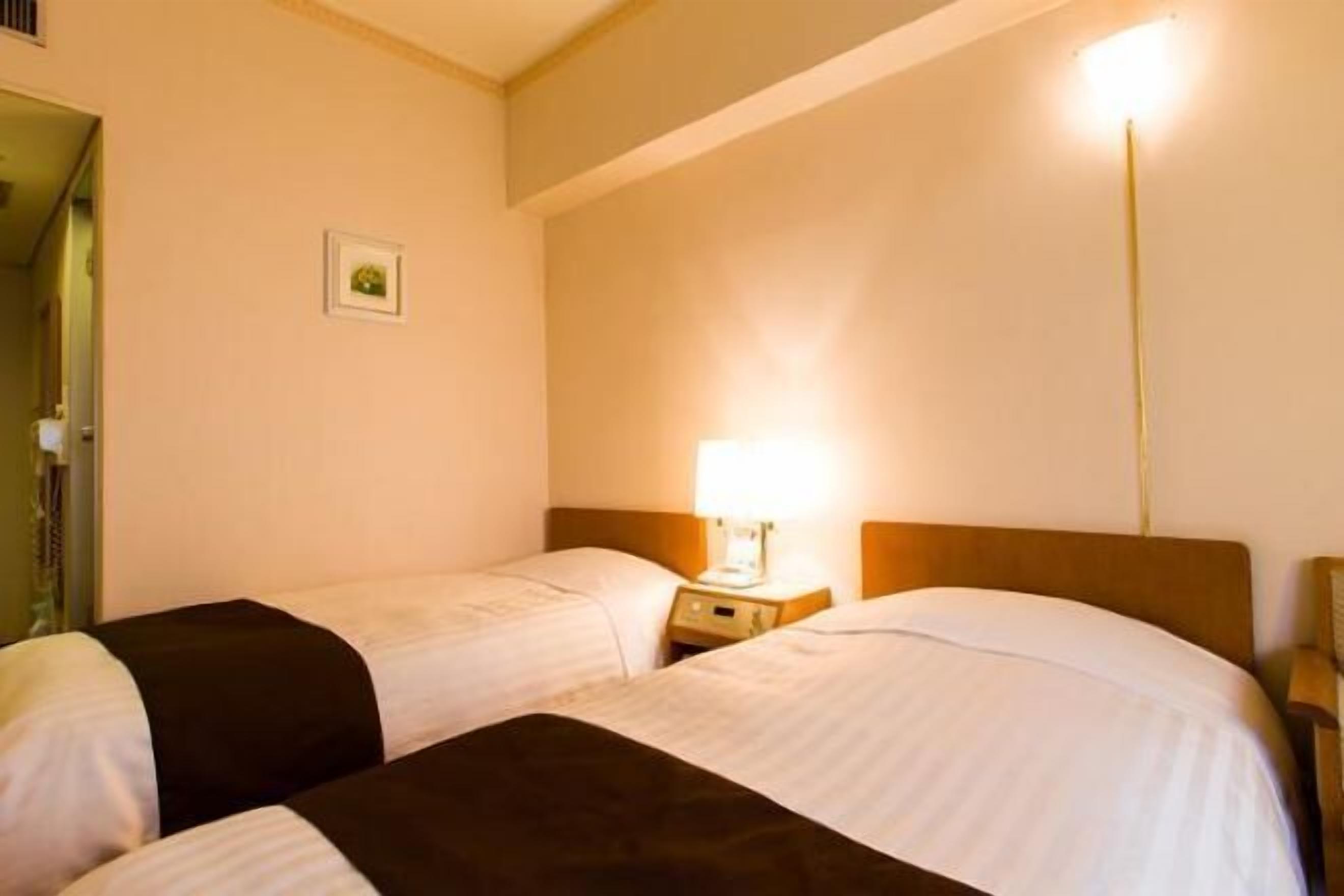 Duntäcken, skrivbord, mörkläggningsgardiner och strykjärn/strykbräda