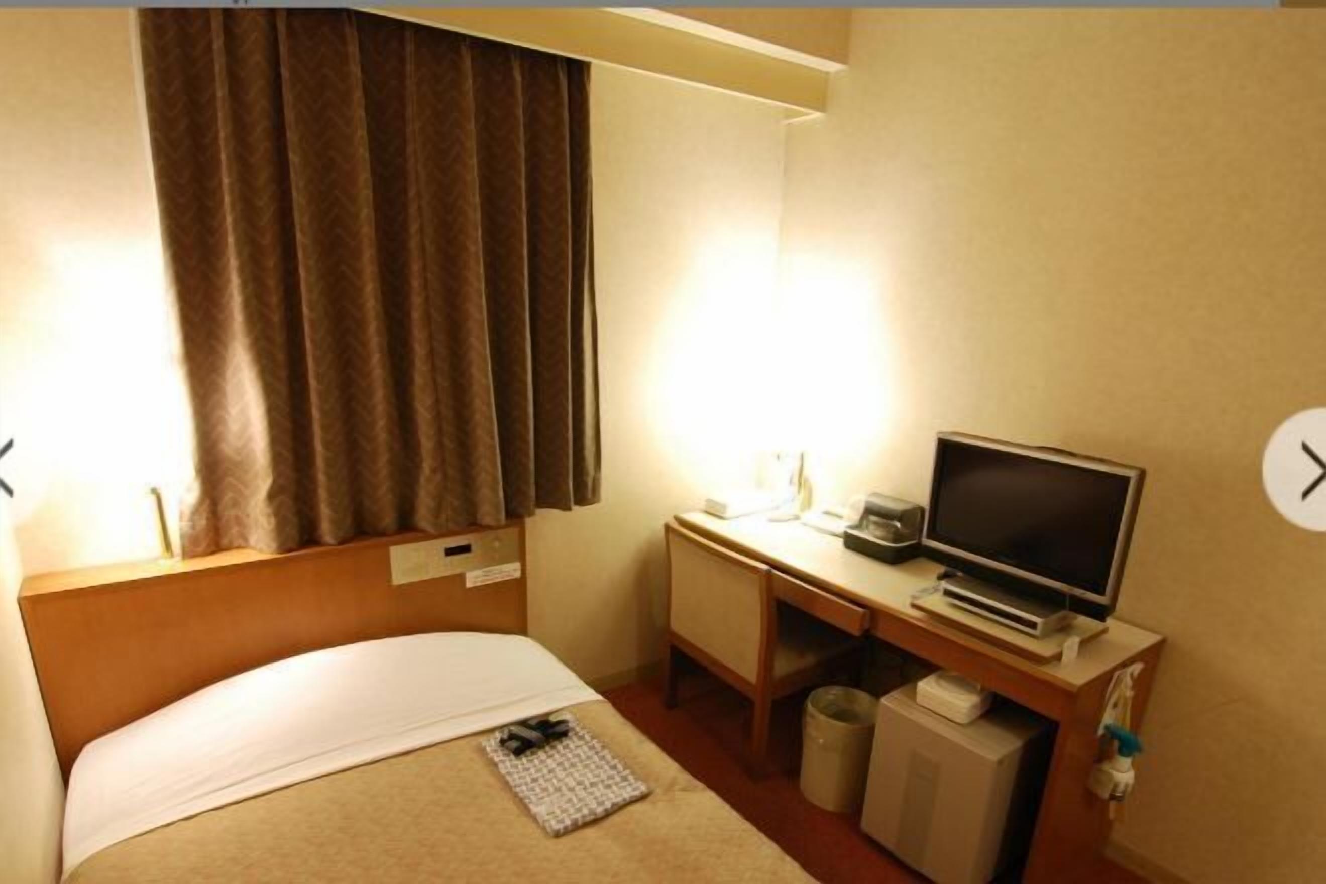 Duntäcken, skrivbord, mörkläggningsgardiner och strykjärn/strykbräda