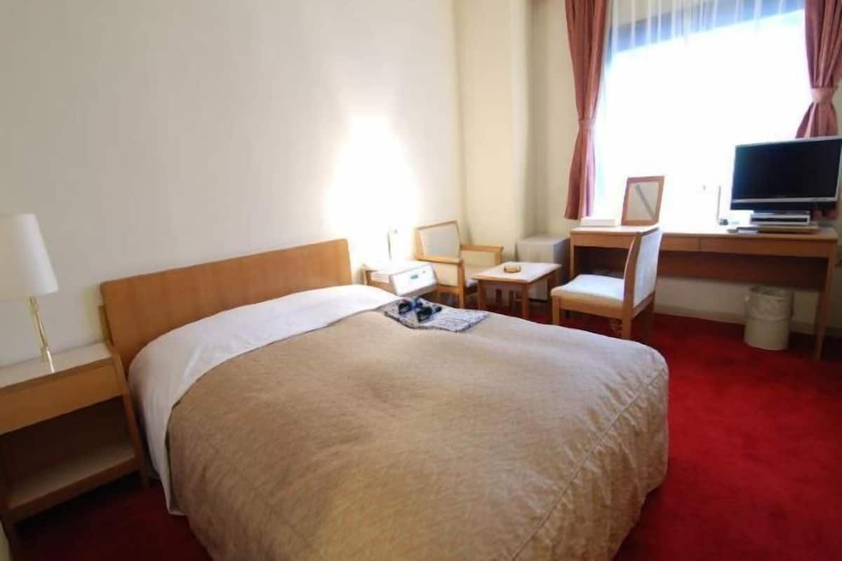 Donsdekens, een bureau, verduisterende gordijnen