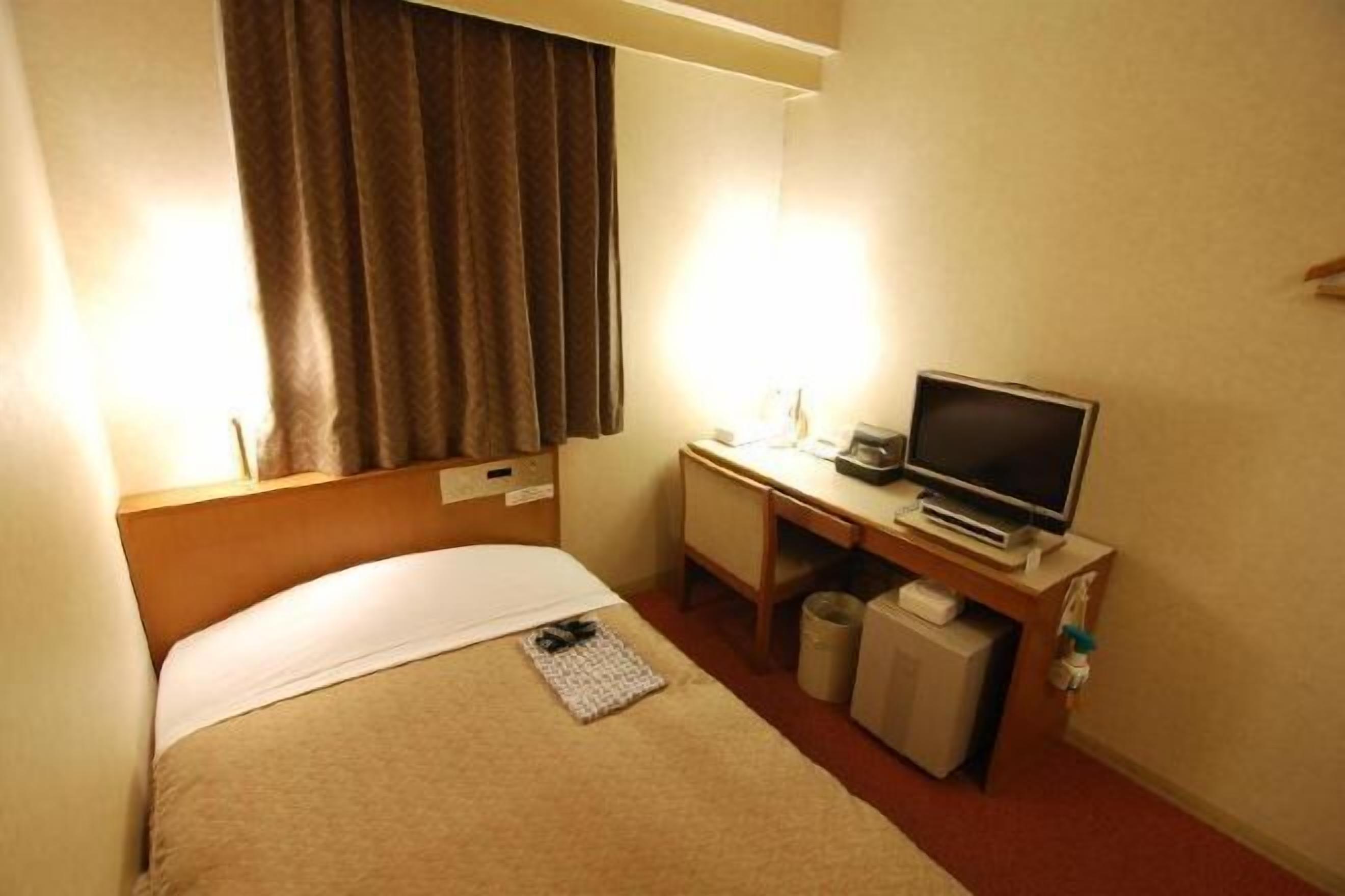 Duntäcken, skrivbord, mörkläggningsgardiner och strykjärn/strykbräda