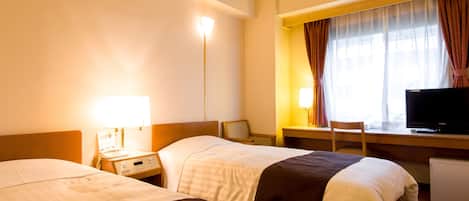 Edredón, escritorio, cortinas blackout y tabla de planchar con plancha