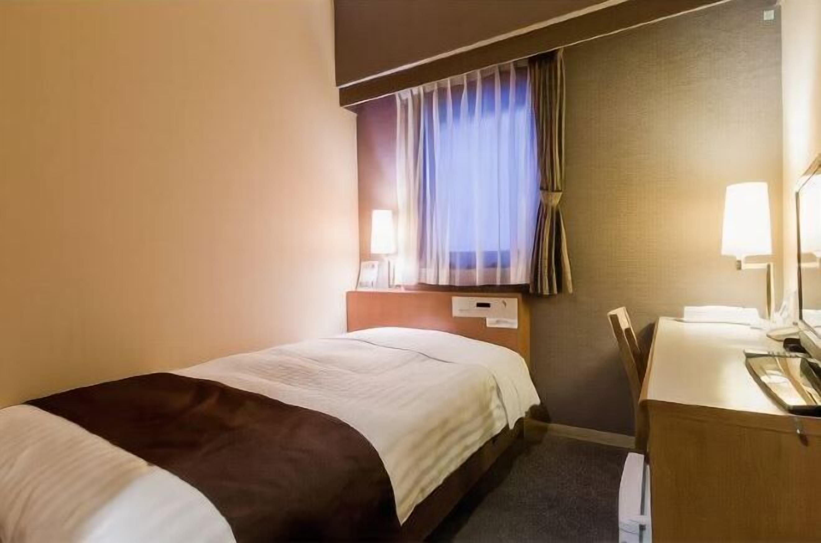 Duntäcken, skrivbord, m örkläggningsgardiner och strykjärn/strykbräda