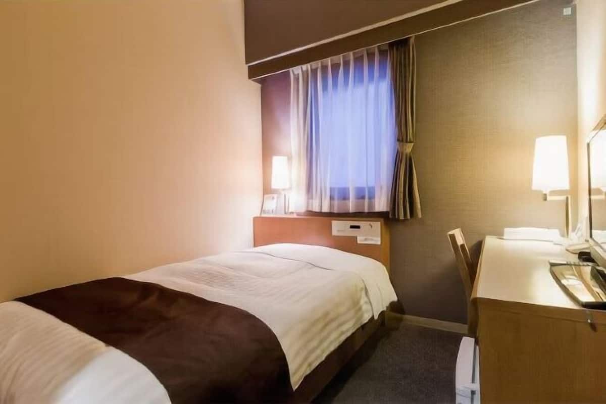 Donsdekens, een bureau, verduisterende gordijnen