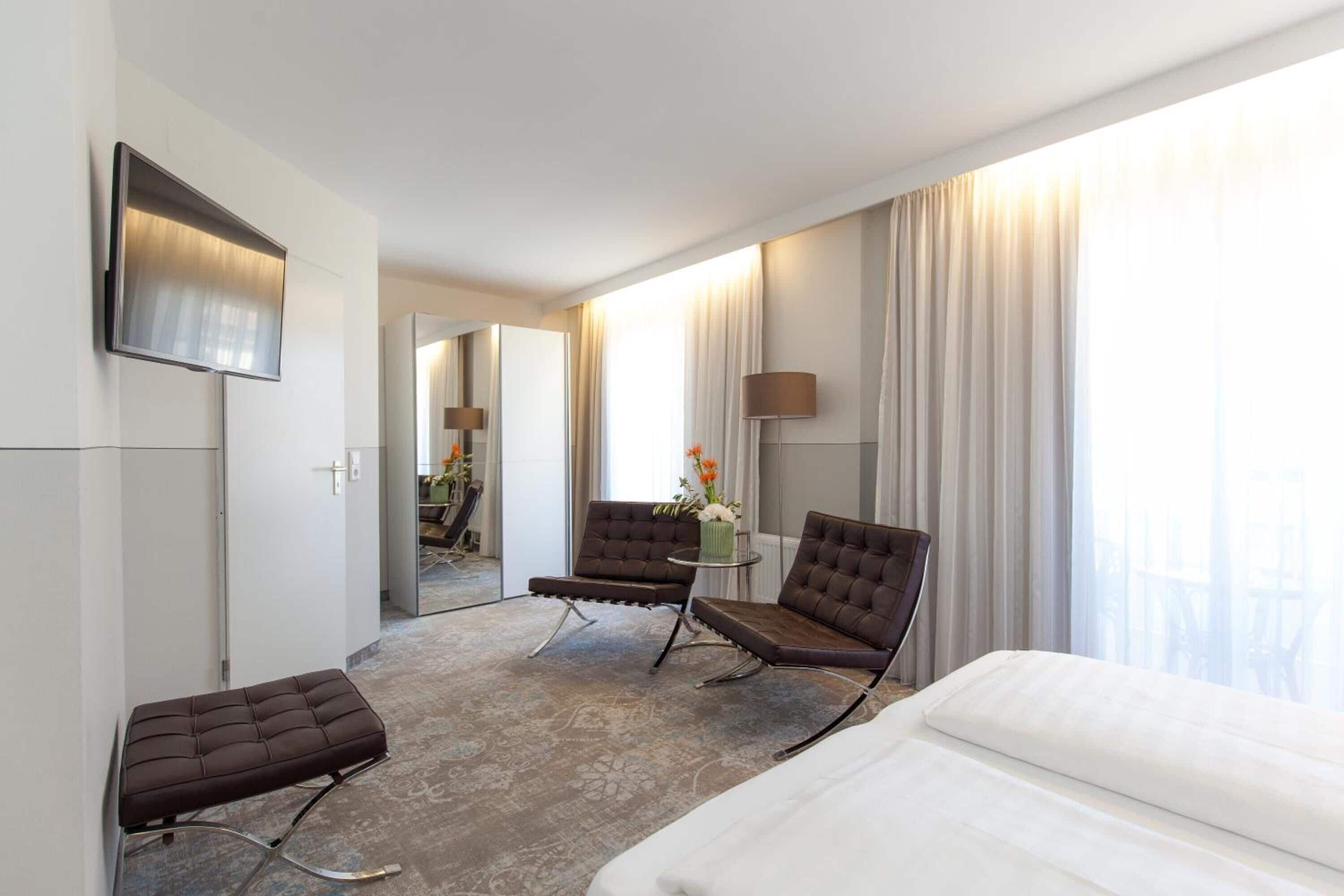 Ropa de cama de alta calidad, muebles diferentes y escritorio 