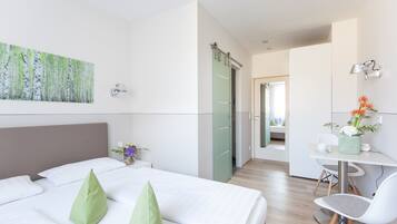 Habitación estándar doble | Ropa de cama de alta calidad, mobiliario individual, escritorio