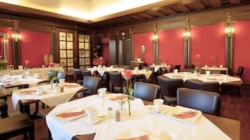 Daily cooked-to-order breakfast (EUR 13 per person)